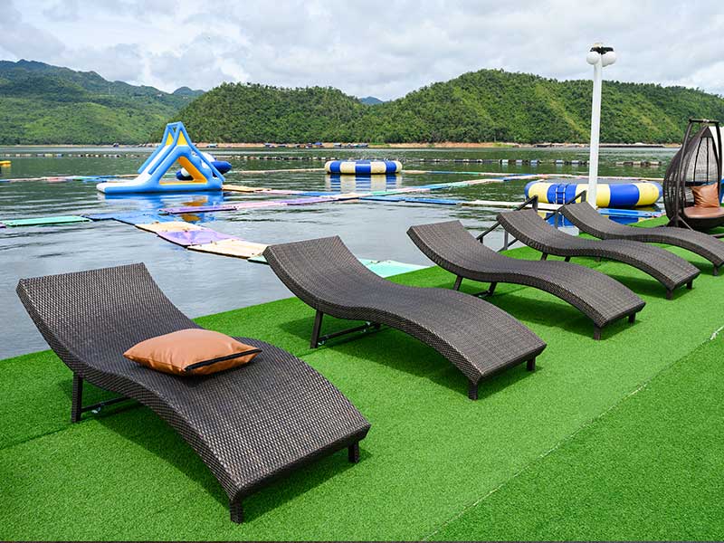 Piscina con césped artificial instalado por Payresa