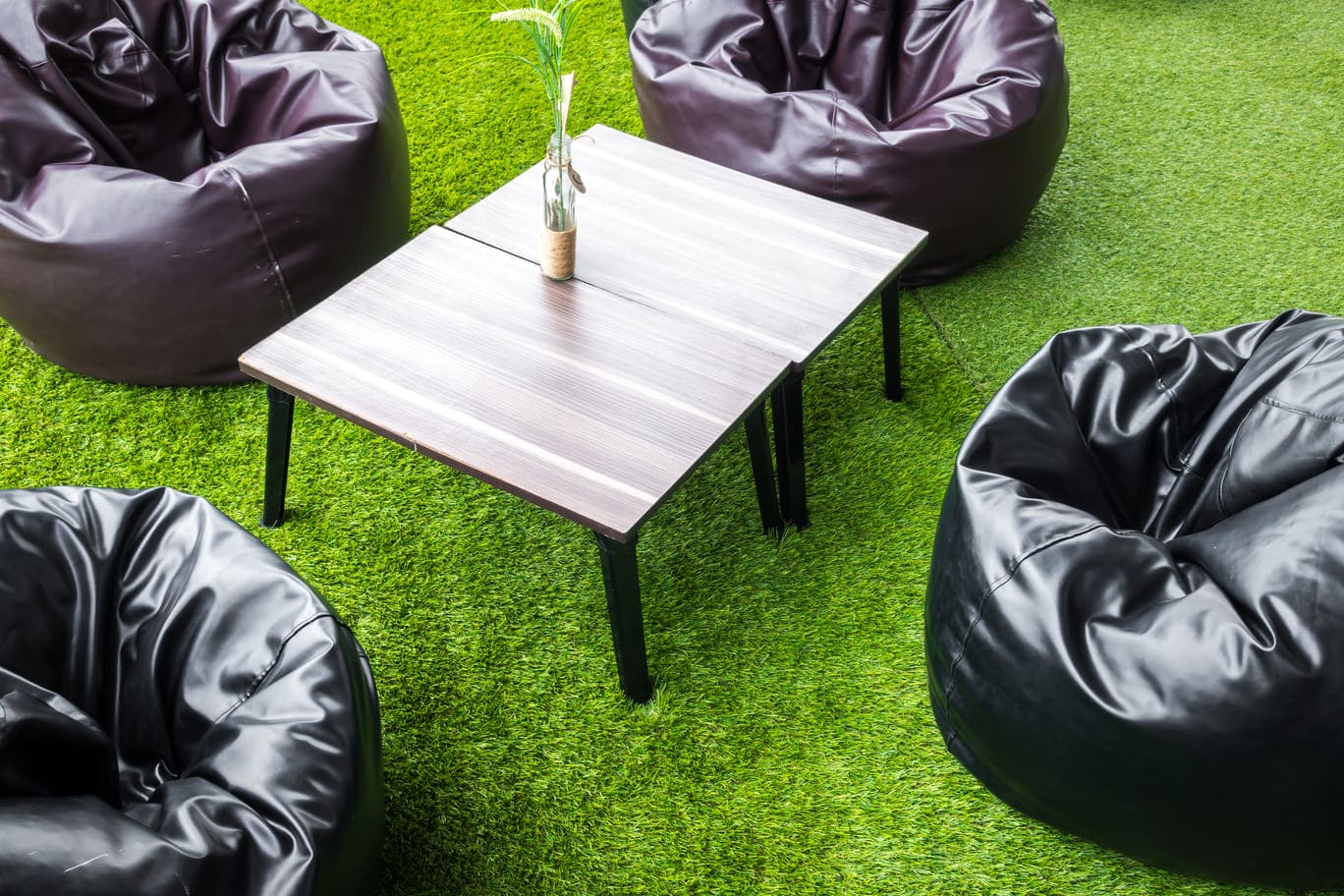 Jardín con césped artificial instalado por Payresa