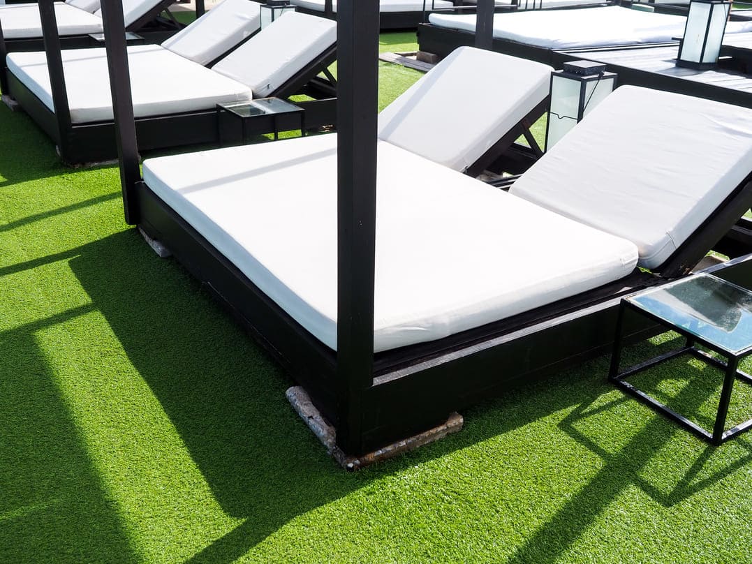 Terraza con césped artificial instalado por Payresa