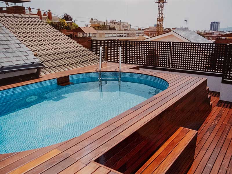 Terraza con suelo de madera exterior instalado por Payresa