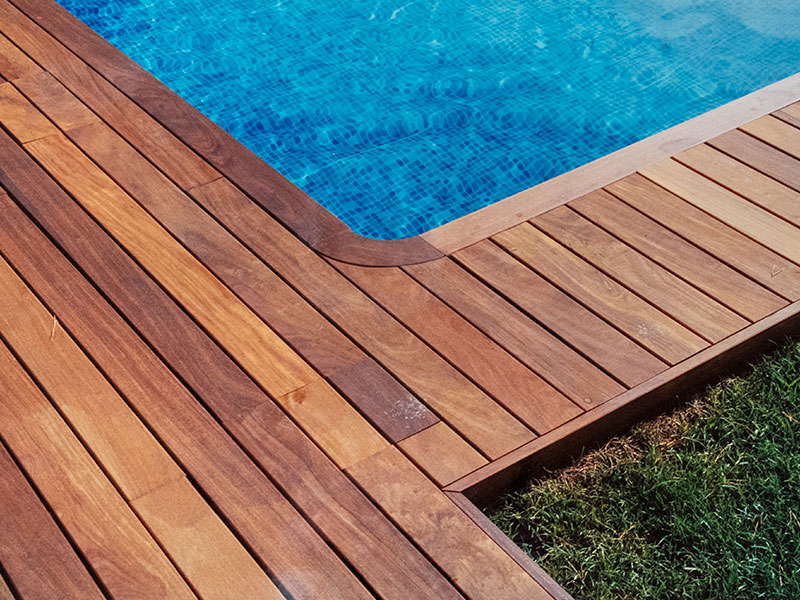 Terraza con suelo de madera exterior instalado por Payresa