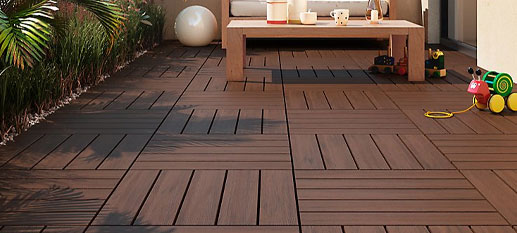 Terraza con suelo de madera exterior instalado por Payresa