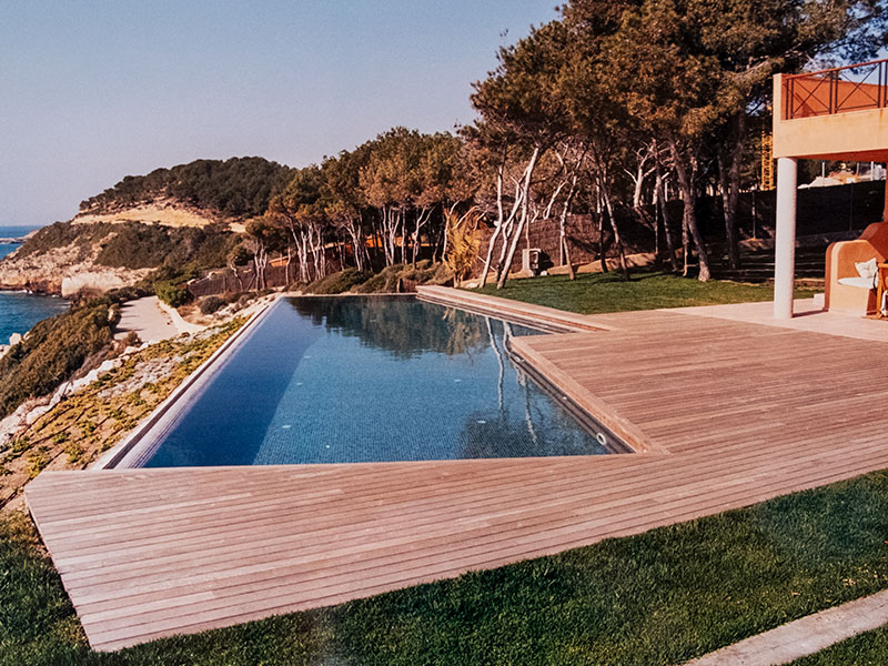 Piscina con suelo de madera exterior instalado por Payresa